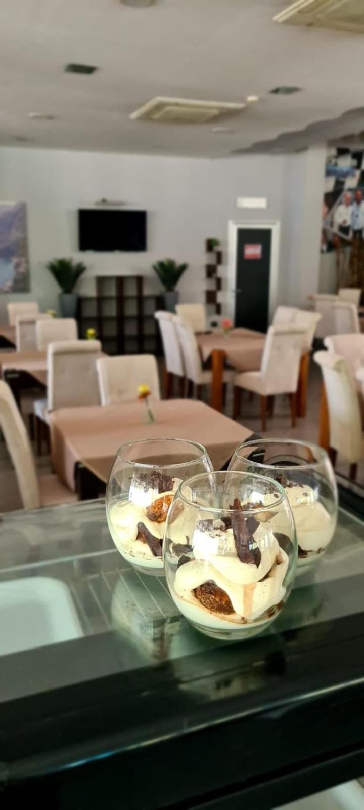 Hotel Saturday Palma Campania エクステリア 写真